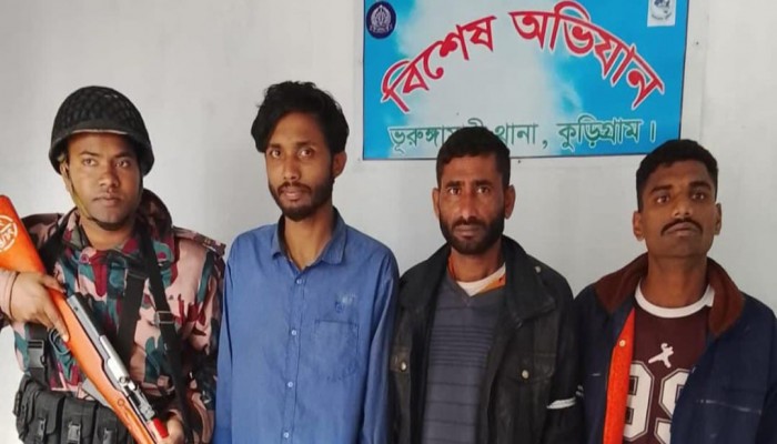 কুড়িগ্রামের সীমান্ত এলাকা থেকে গরু চুরি ও ৫ কেজি গাঁজাসহ আটক ৩