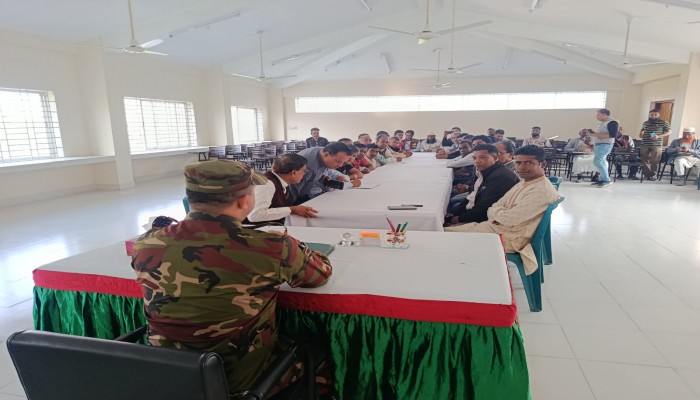 ​হিজলায় হিন্দু সম্প্রদায়ের সাথে সেনাবাহিনীর মতবিনিময়।