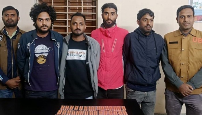 নগরীতে ৪ মাদক কারবারী ডিবি’র জালে