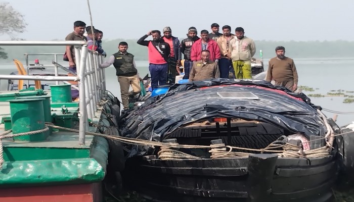সুন্দরবনে দুটি ট্রলারসহ ২৫ জেলে আটক, ৪০০ কেজি পারশে মাছের পোনা জব্দ