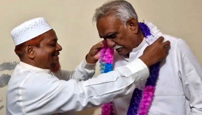 বিজয়ী প্রার্থীকে ফুলের মালা দিলেন পরাজিত প্রার্থী