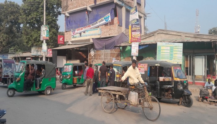 ​শাসনগাছা টু ব্রাহ্মণপাড়া রোডে  সিএনজি চালকদের বিরুদ্ধে বাড়তি ভাড়া নেওয়ার অভিযোগ
