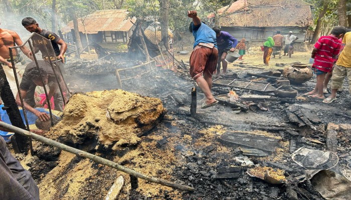 রাঙ্গাবালীতে বৈদ্যুতিক শর্ট সার্কিটে আগুন: পুড়ে ছাই দুটি বসতঘর, ক্ষতি প্রায় ১০ লাখ টাকা