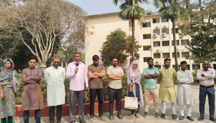 ​ইবি শিক্ষক রুনা হত্যাকাণ্ডের প্রতিবাদে কুবিতে মানববন্ধন