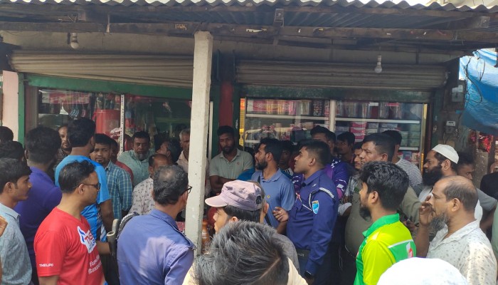 কালীগঞ্জে নকল ও মেয়াদোত্তীর্ণ স্পিট বিক্রির অভিযোগে এস.আর আটক, জরিমানা ৩০ হাজার টাকা