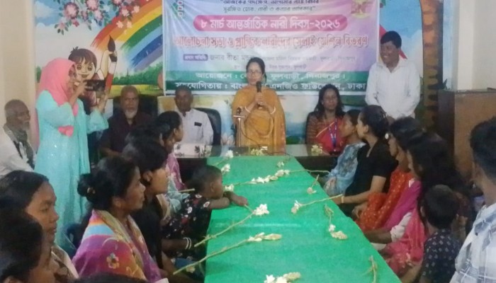 ফুলবাড়ীতে প্রান্তিক নারীদের মাঝে সেলাই মেশিন বিতরণ