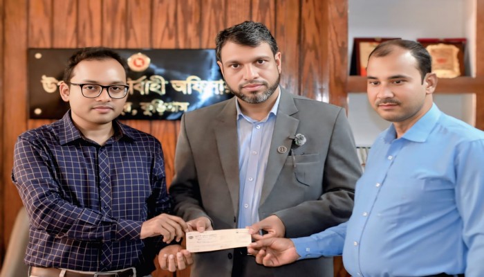 ​কুড়িগ্রামের উলিপুর বাজারে সোলার ল্যাম্পপোস্ট স্থাপনে এমপি সালেহীর ব্যক্তিগত অনুদান
