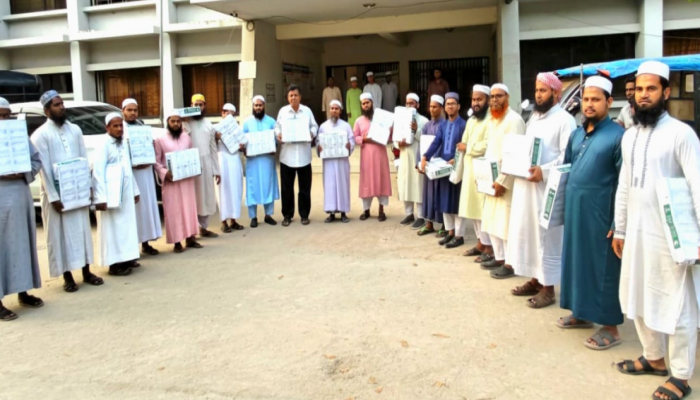 বুড়িচংয়ে ২১টি মাদ্রাসা ও এতিমখানায় সৌদি আরবের উপহার খেজুর বিতরণ