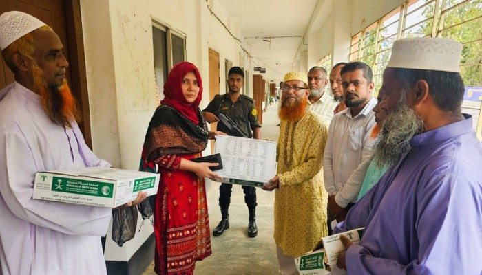 ব্রাহ্মণপাড়ায় এতিমখানা ও মাদ্রাসায় সৌদি খেজুর বিতরণ