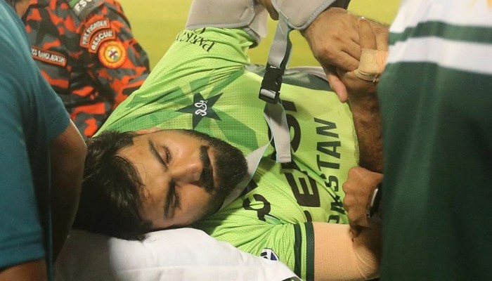 আহত পাকিস্তানি ফিল্ডারকে নেওয়া হলো হাসপাতালে