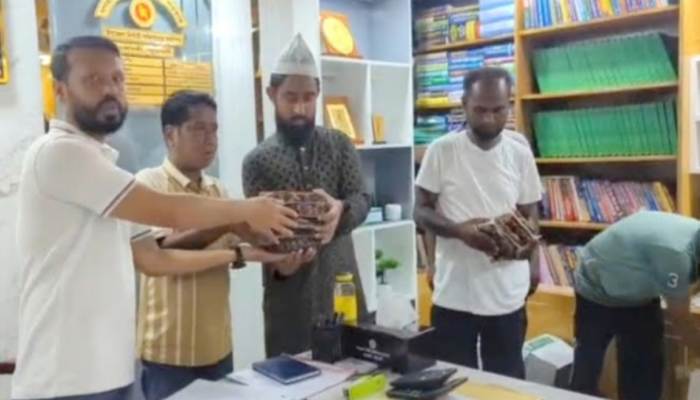 রাঙ্গাবালীতে এতিমখানা ও মাদ্রাসায় খেজুর বিতরণ