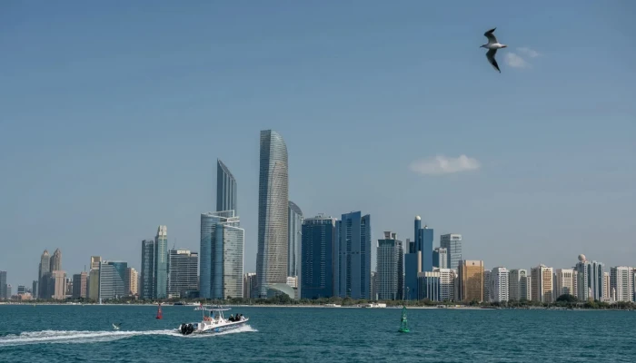 আবুধাবি–দুবাইয়ের বন্দর এলাকা খালি করতে সতর্ক করল ইরান