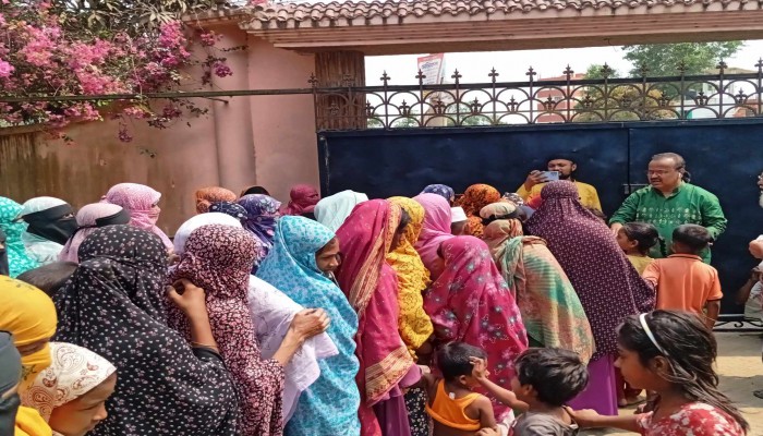 ব্রাহ্মণপাড়ায় অসহায় ও হতদরিদ্র ১ হাজার মানুষের মাঝে ঈদ উপহার বিতরণ