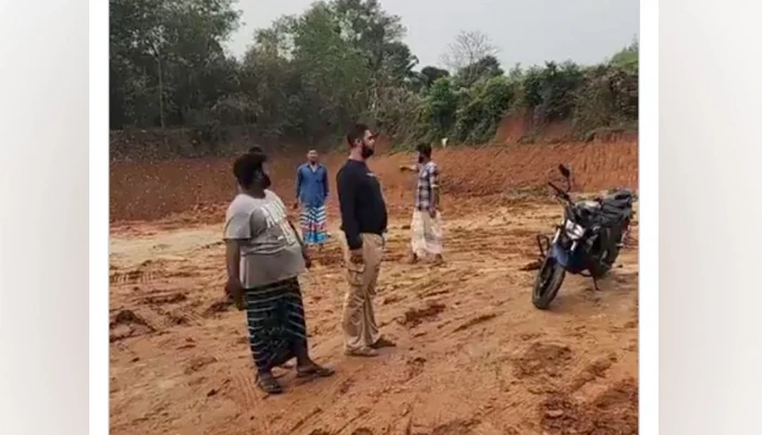 অবৈধভাবে মাটি কাটার খাদ দেখতে গিয়ে ট্রাকচাপায় নিহত যুবক