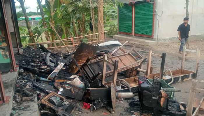 ব্রাহ্মণপাড়ায় ভয়াবহ অগ্নিকাণ্ডে দুই দোকান পুড়ে ছাই, ১০ লক্ষ টাকার ক্ষয়ক্ষতি