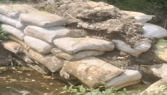 বাবুগঞ্জে ইরিগেশনের নামে খালে বাঁধ দিয়ে সরকারি অফিসের যোগসাজশে হাতিয়ে নিচ্ছেন টাকা