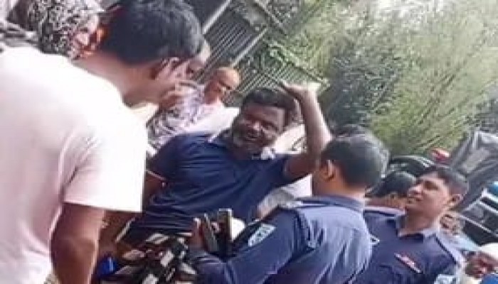 পুলিশকে অবরুদ্ধ করে ‘মব’ সৃষ্টি, কুড়িগ্রামে ভিডিও ভাইরাল