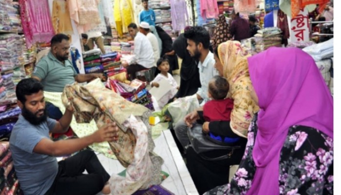 ঈদের কেনাকাটায় বরিশালের মার্কেট ও শপিংমলগুলো জমজমাট