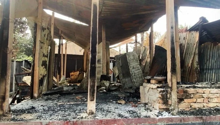 নরসিংদীতে হত্যা মামলার আসামিদের বাড়িঘরে আগুন