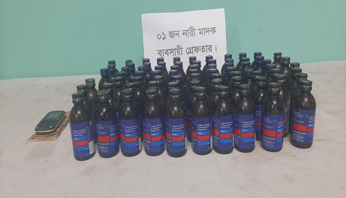 মুন্সিগঞ্জ জেলার পদ্মাসেতু উত্তর থানা এলাকায় প্রায় ৩ লক্ষ টাকা মূল্যমানের ৭৬ বোতল ফেনসিডিলসহ ০১ জন মাদক ব্যবসায়ীকে গ্রেফতার করেছে র‌্যাব-১০।