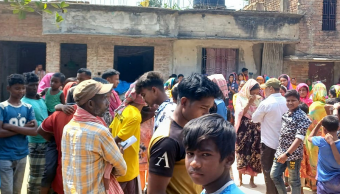 ​তানোরে বিদেশে চাকরির প্রলোভনে প্রতারণা: ক্ষোভে বাড়ি ঘেরাও ক্ষুদ্র নৃ-গোষ্ঠীর