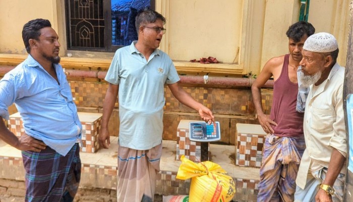 ১৬নং পূর্ব বড় ভেওলা ইউনিয়নে জেলেদের চাউল বিতরণে ওজনে কম দেওয়ার অভিযোগ