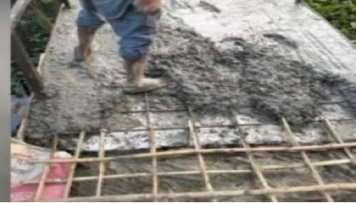 বরিশালে রডের বদলে বাঁশের কঞ্চি দিয়ে ব্রিজের ঢালাই নিয়ে তোলপাড় !