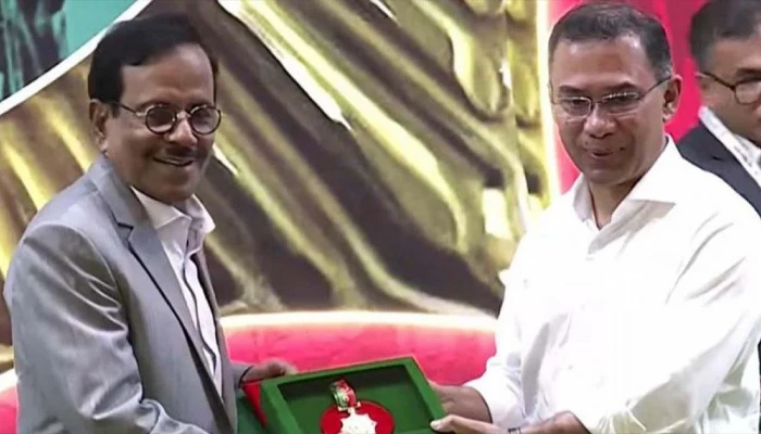 স্বাধীনতা পুরস্কার গ্রহণ করলেন 'কথার জাদুকর' হানিফ সংকেত