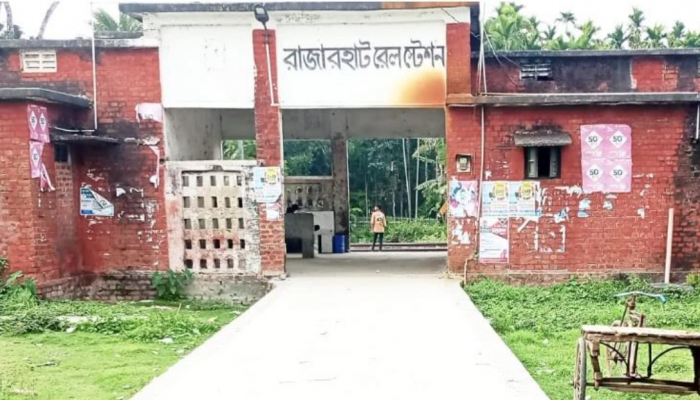 অস্বস্তিকর পরিবেশে কুড়িগ্রামের রাজারহাট রেল স্টেশন, দুর্ভোগে যাত্রী-স্থানীয়রা