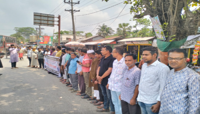 ​প্রেসক্লাব সভাপতি জহিরকে হত্যার হুমকির প্রতিবাদে  গৌরনদীতে মানববন্ধন ও প্রতিবাদ সমাবেশ