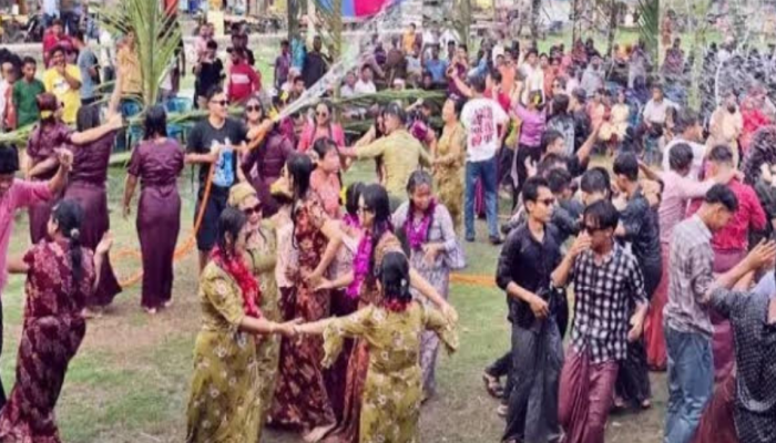 কুয়াকাটায় জলকেলিতে মেতেছেন তরুণ-তরুণীরা