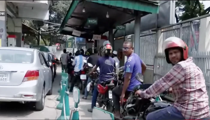 তেলের দাম বাড়লেও পাম্পে লাইন কমেনি