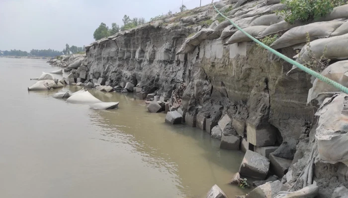 সিরাজগঞ্জে নদীর তীর সংরক্ষণ এলাকা ধসে পড়ে যমুনায়