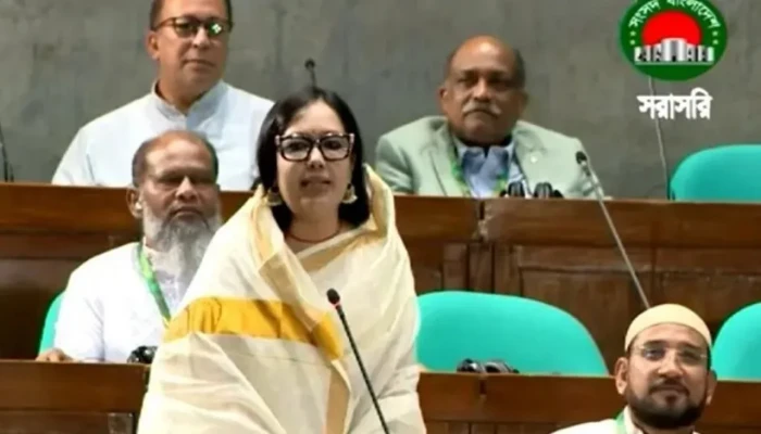 তেলের জন্য তিন কিমি লম্বা লাইন সরকারের হেলদোল নাই