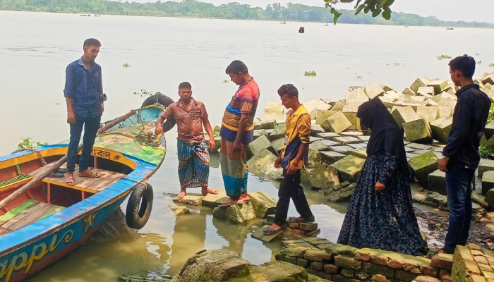 কাউখালী সন্ধ্যা নদীর তীরে ট্রলারঘাটে সিঁড়ি নেই, জীবনের ঝুঁকি নিয়ে উঠানামা করছেন যাত্রীরা