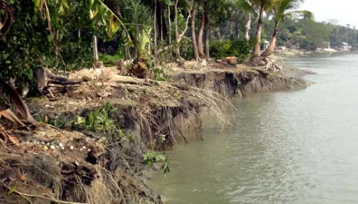 অপরিকল্পিত ময়লার ভাগাড় দূষণের কবলে সুগন্ধা নদী