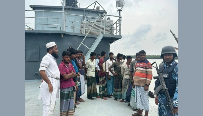 টেকনাফে মিয়ানমার পাচারকালে ৯০০ বস্তা সিমেন্ট জব্দ, আটক ১৩