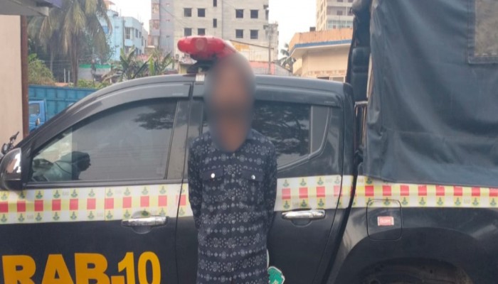 ফরিদপুরের সদর থানার চাঞ্চল্যকর তিনজন’কে কুপিয়ে হত্যার প্রধান আসামি আকাশ মোল্লা (২৮)’কে যৌথ অভিযানে গ্রেফতার করেছে পুলিশ ও র‌্যাব-১০