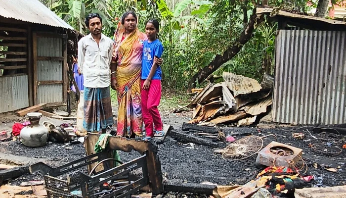 বসতঘরে বজ্রপাতে ভস্মীভূত সব, বাড়িতে না থাকায় বাঁচল পরিবার