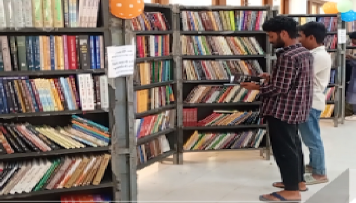 ফুলবাড়ীতে বইপ্রেমীদের পদচারণায় মুখর হয়ে উঠেছে বিশ্ব সাহিত্য কেন্দ্রের ভ্রাম্যমান বইমেলা