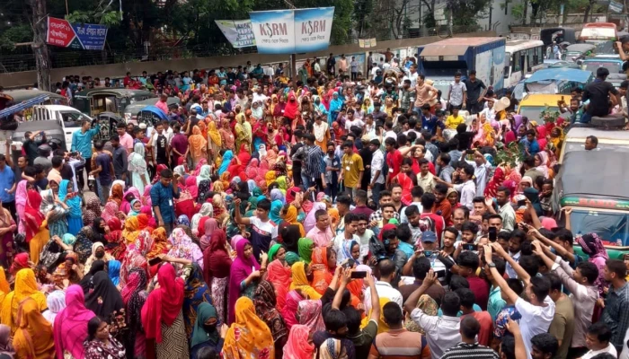 চট্টগ্রামে বকেয়া বেতন-বোনাসের দাবিতে শ্রমিকদের সড়ক অবরোধ
