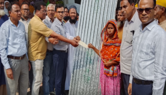 ​ফুলবাড়ীতে দূযোর্গে ক্ষতিগ্রস্থ কৃষকদের মাঝে ঢেউটিন ও অর্থ বিতরণ\