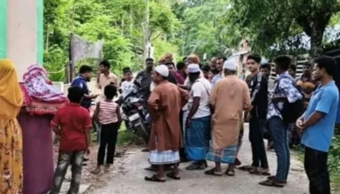 প্রধান শিক্ষকের সামনেই স্কুলছাত্রীকে যুবলীগ নেতার স্ত্রীর মারধর