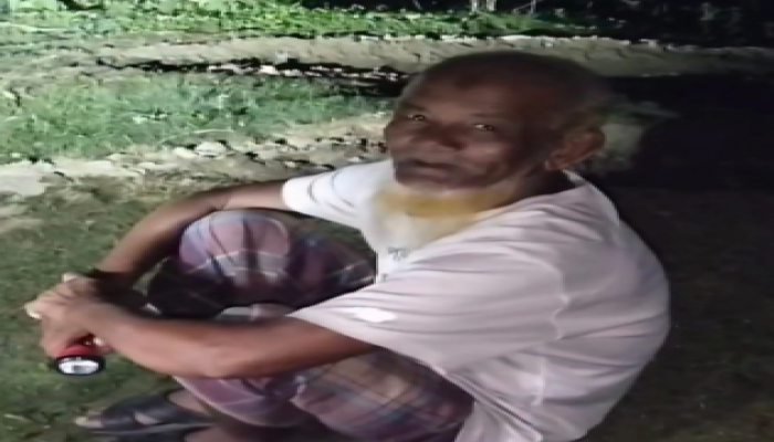 রাণীশংকৈলে ​৮০ বছরের বৃদ্ধ এখন কবরের অতন্দ্র প্রহরী