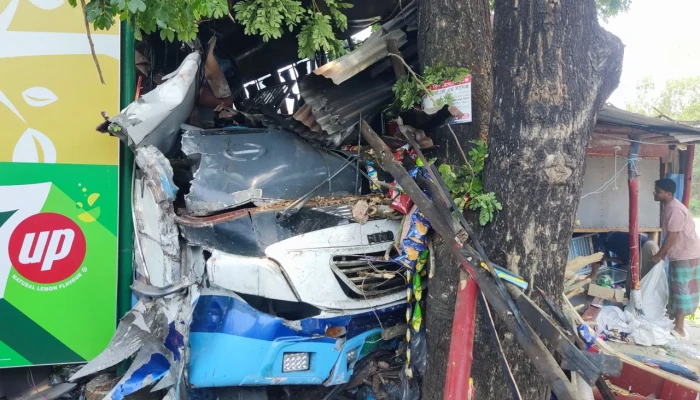 লোহাগাড়ায় দুই বাসের সংঘর্ষে এক যাত্রী নিহত, আহত ১৫