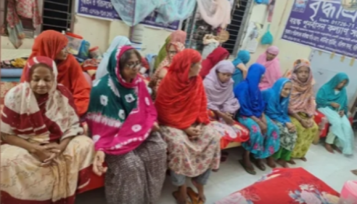 বরিশালে চার সন্তানের  জননীর ঠাঁই হলো বৃদ্ধাশ্রমে !