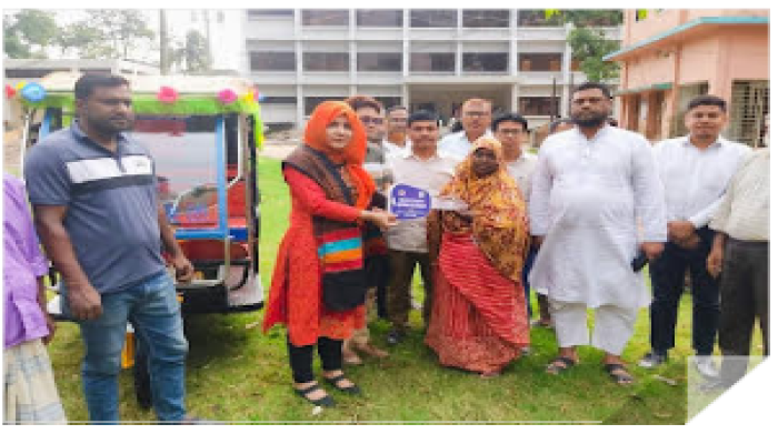 স্বাবলম্বী হওয়ার নতুন স্বপ্ন ব্রাহ্মণপাড়ায় ভিক্ষুকদের অটোরিকশা ও গাভী প্রদান