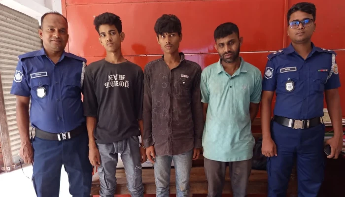 নেছারাবাদে ৫ মামলার আসামিসহ তিন ইয়াবা কারবারি আটক
