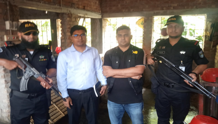সাতক্ষীরার দেবহাটায় ভেজাল বিরোধী অভিযানে দুইটি প্রতিষ্ঠানকে দুই লক্ষ টাকা অর্থদণ্ড করেছে র‍্যাব-৬, সিপিসি-১, সাতক্ষীরা এবং জেলা ম‍্যাজিস্ট্রেট কর্তৃক পরিচালিত যৌথ আভিযানিক দল।