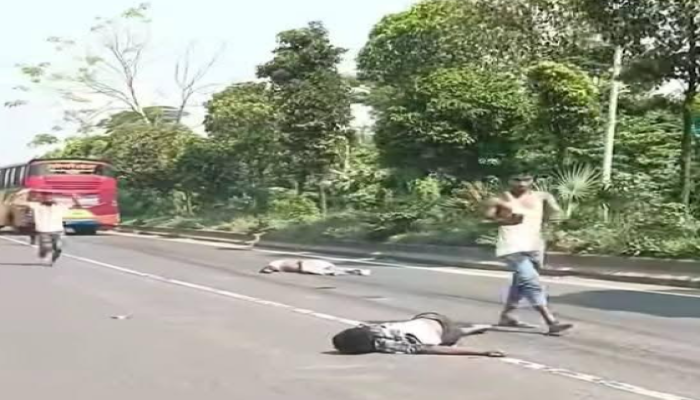 ফেনীতে বাসচাপায় প্রাণ গেল পিতা-পুত্রের